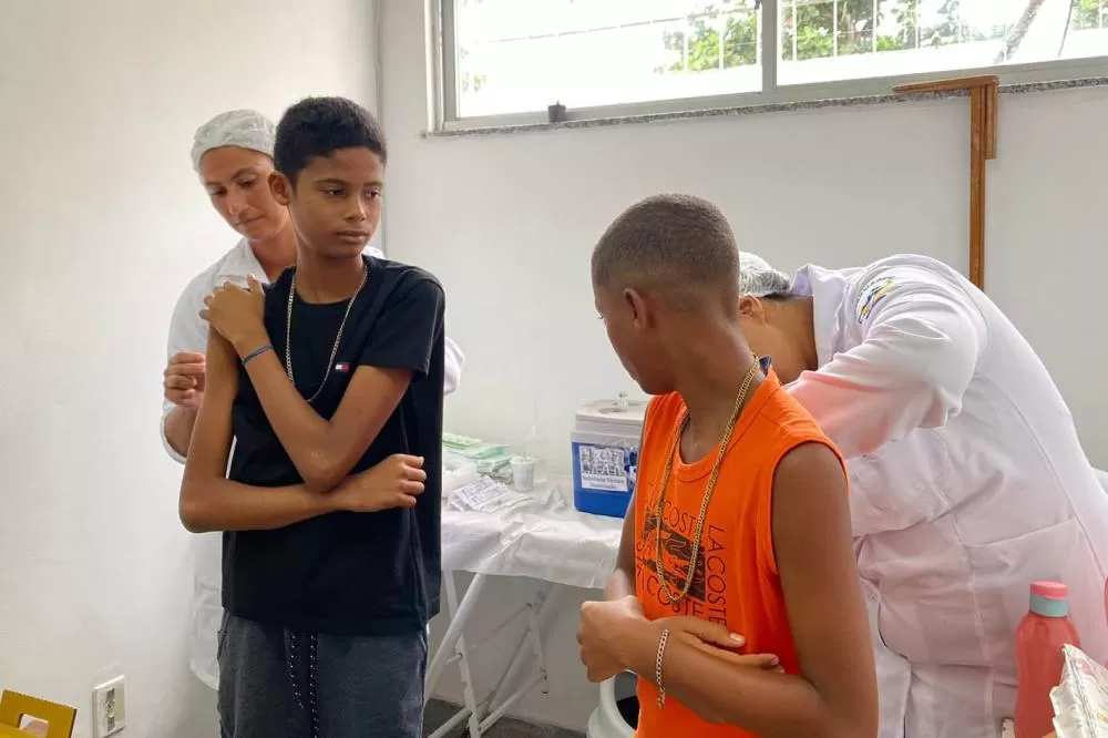Saúde reforça vacinação contra a dengue para crianças e adolescentes de 10 a 14 anos