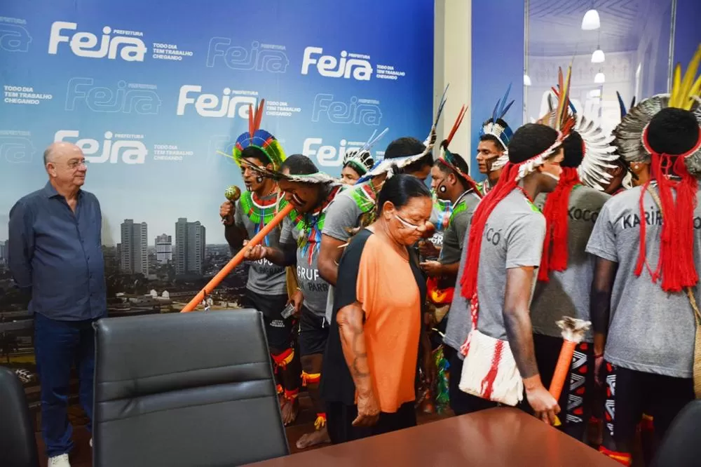 Indígenas da etnia Kariri-Xokó realizam apresentação cultural na Prefeitura de Feira