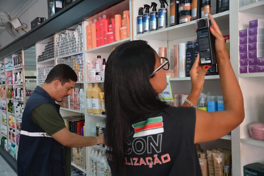 PROCON notifica nove atacados por cobrança irregular de sacolas com propaganda