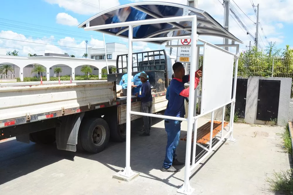 Prefeitura instala novos abrigos de ônibus com acessibilidade e tecnologia