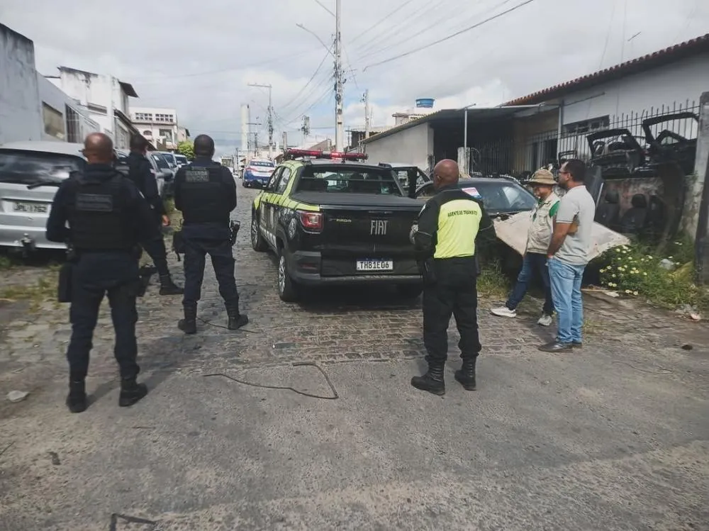 SMT intensifica fiscalização contra veículos abandonados em vias públicas de Feira de Santana