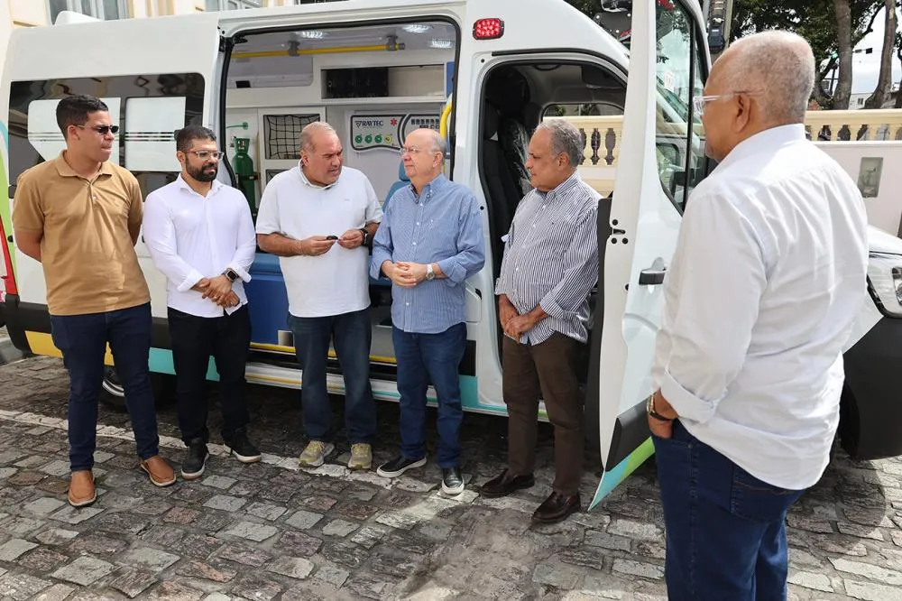 Prefeitura de Feira de Santana ganha nova ambulância para reforçar o serviço de TFD
