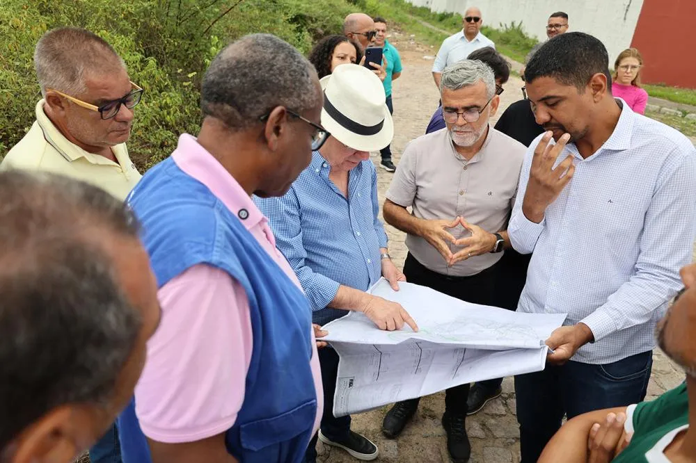 Prefeitura leva mutirão de limpeza à Muchila e anuncia pavimentação de ruas