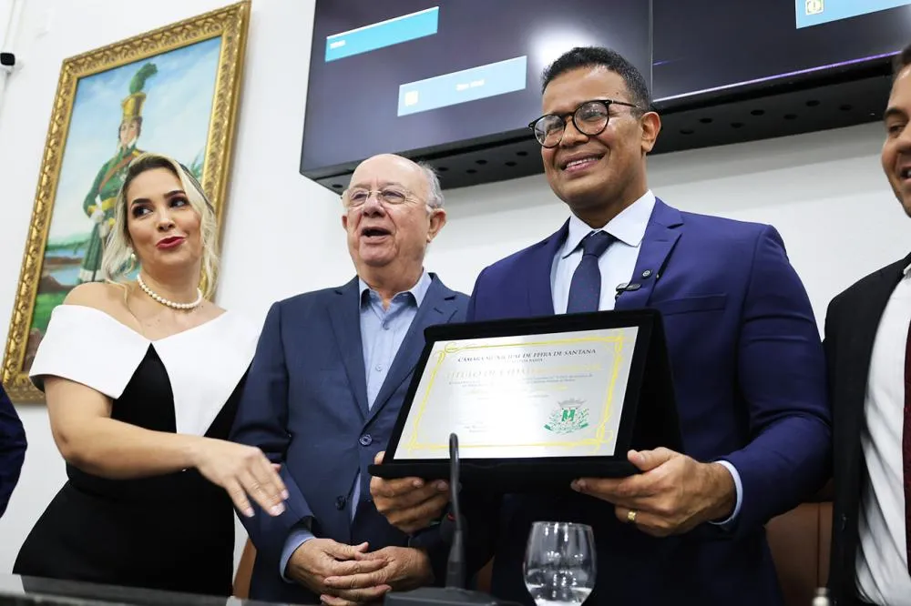 Entrega de título de Cidadão Feirense a Silva Neto atrai público recorde à Câmara Municipal