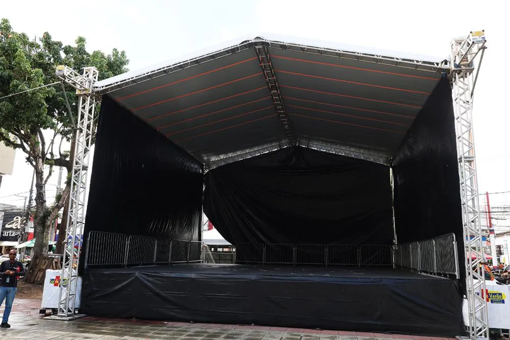 Praça Bernardino Bahia começa a ganhar ares de arraiá