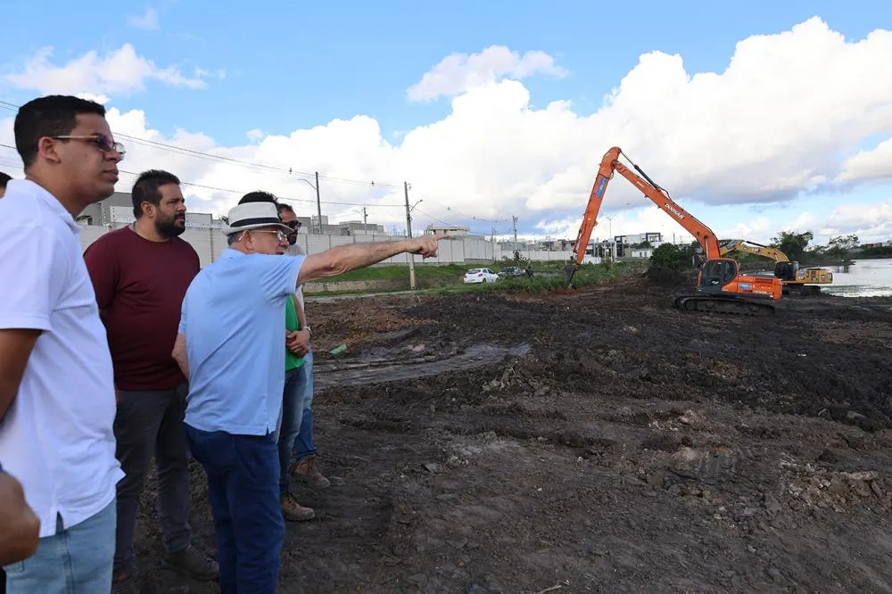 Prefeitura de Feira mobiliza duas retroescavadeiras para acelerar requalificação da lagoa do Papagaio