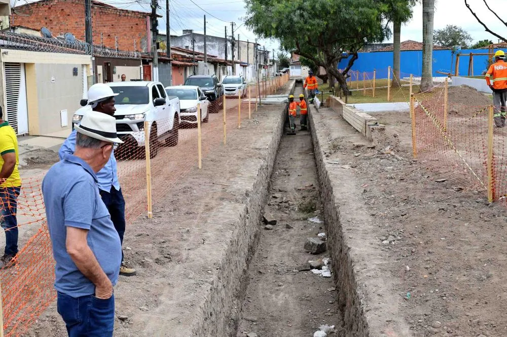 Prefeitura remove várias toneladas de resíduos sólidos que obstruíam canal de drenagem do Feira VII