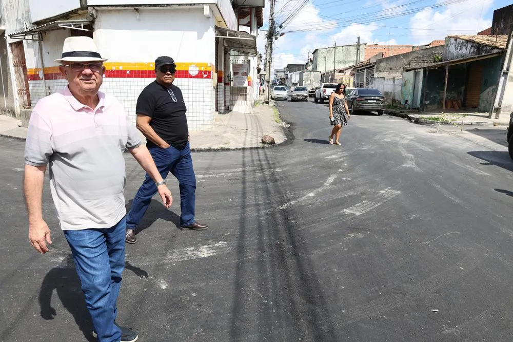 Prefeito acompanha obras de pavimentação em ruas de Feira de Santana