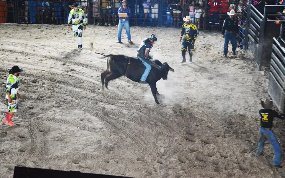 Mais de 10 mil pessoas lotaram a arena de rodeio nesta sexta, na 47ª Expofeira