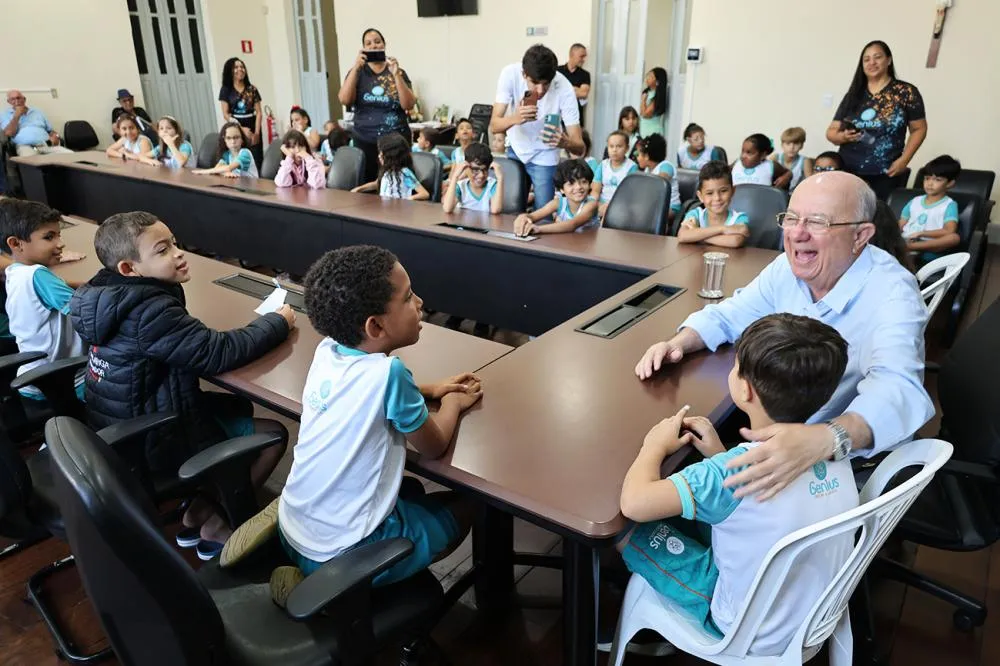 Alunos da Creche e Escola Genius visitam Prefeitura e “sabatinam” prefeito José Ronaldo