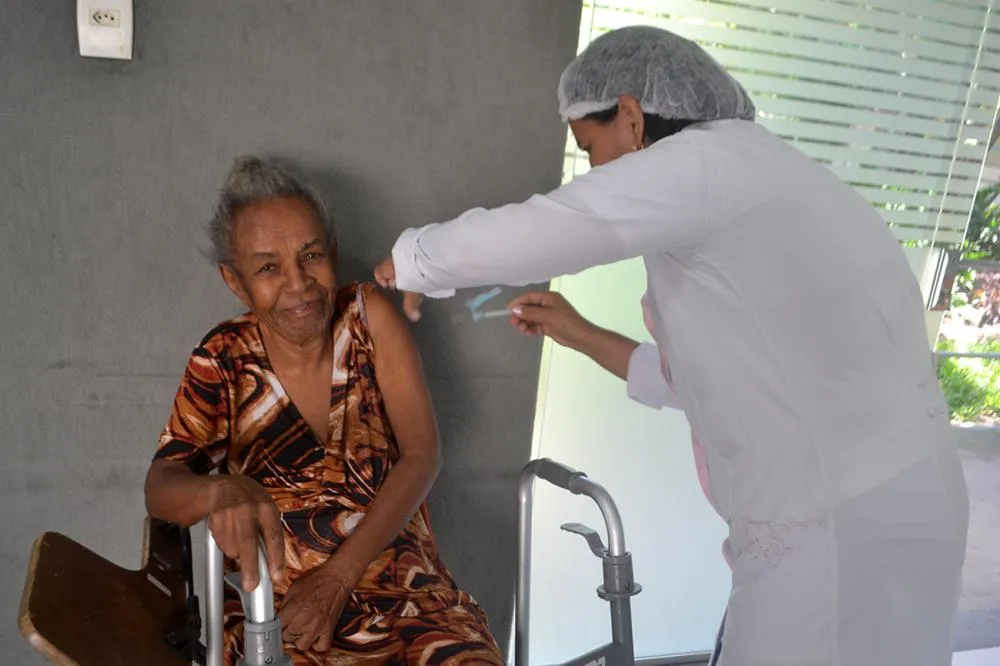 Feira amplia vacinação com Pneumo 20 para pessoas a partir de 85 anos
