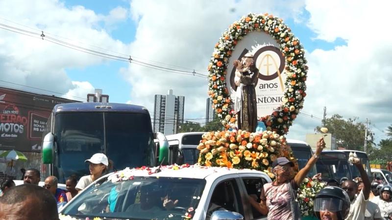 Romeiros lotam as ruas de Feira de Santana em celebração a Santo Antônio