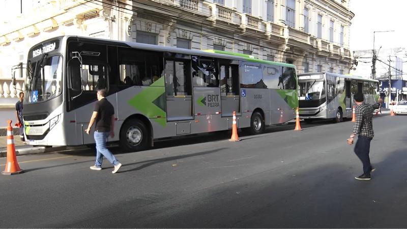 Dois novos ônibus passam a integrar a frota do transporte público em Feira