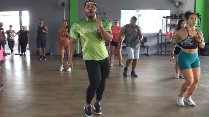 Academias promovem aulas de dança com hits do Carnaval