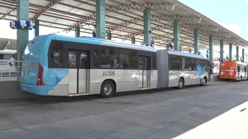 Seis ônibus articulados reforçam o transporte público em Feira de Santana