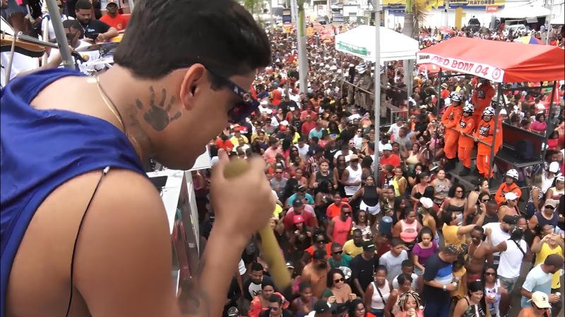Arrastão do cantor Thiago Aquino lota o circuito Maneca Ferreira