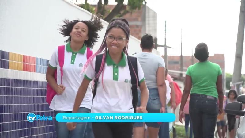 Novas carteiras escolares começam a ser entregues em Feira de Santana