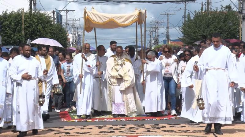Confecção de tapetes, missa e procissão marcam o Dia de Corpus Christi
