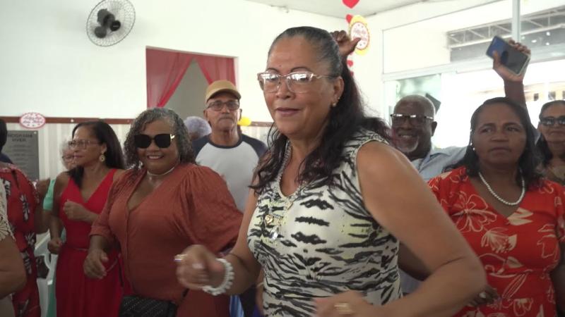 Centro de Convivência Dona Zazinha celebra Dia das Mães com grande baile