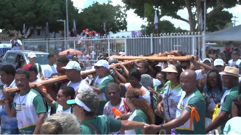Caminhada do Perdão leva centenas de fiéis às ruas de Feira de Santana